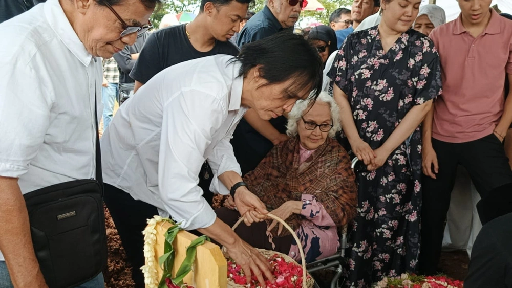 Once Mekel mengurus sendiri proses pemakaman sang mertua di Tpu Tanah Kusir. [Ftnews/Raka]